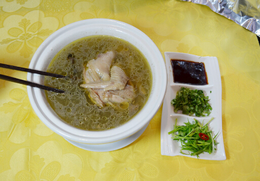 喝雞湯進(jìn)補(bǔ)？有的人不適合喝雞湯