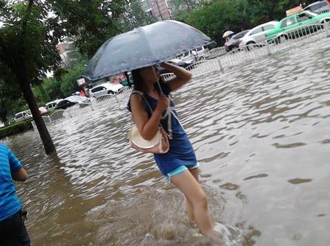 淋雨后怎么辦？被雨淋后快洗澡，衣服消毒分開洗
