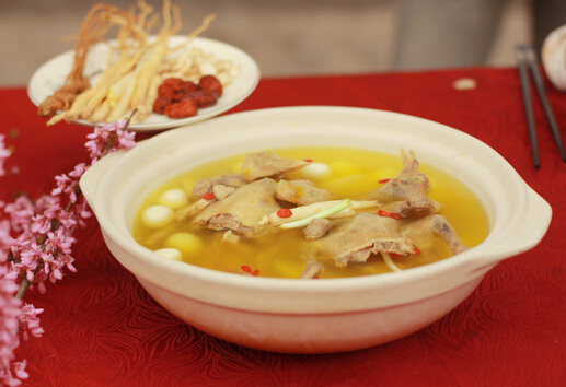 香菇雞湯有什么功效？雞湯能夠幫助治療感冒