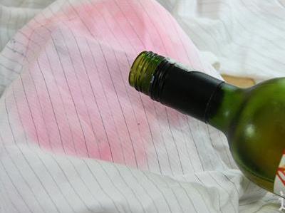 如何去除葡萄酒漬？衣服上的紅葡萄酒漬怎么洗