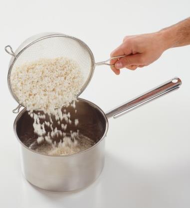 做大米飯?jiān)鯓犹悦撞耪_？淘米煮飯最常見的誤區(qū)
