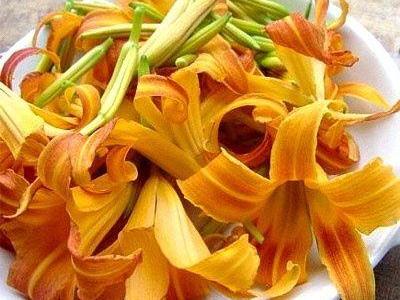 如何預(yù)防鮮黃花菜中毒？鮮黃花菜的制作方法，黃花菜的營(yíng)養(yǎng)價(jià)值
