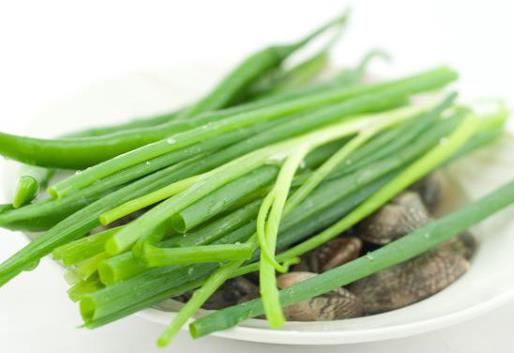 炒菜時怎樣利用蔥調(diào)味？做菜如何放蔥的小竅門