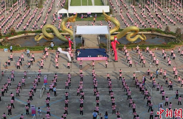 近日，泰國Thammasat大學，大約5000人一起轉呼啦圈，創新的吉尼斯紀錄。