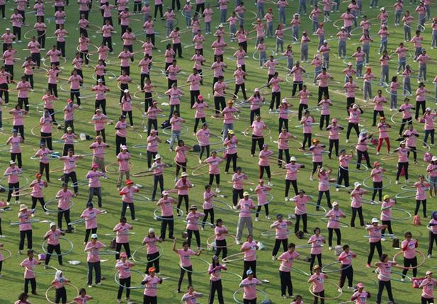 近日，泰國Thammasat大學，大約5000人一起轉呼啦圈，創新的吉尼斯紀錄。