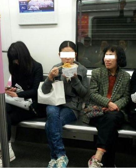 女子地鐵內吃熱干面不聽勸阻，網友拍照遭當頭砸熱干面