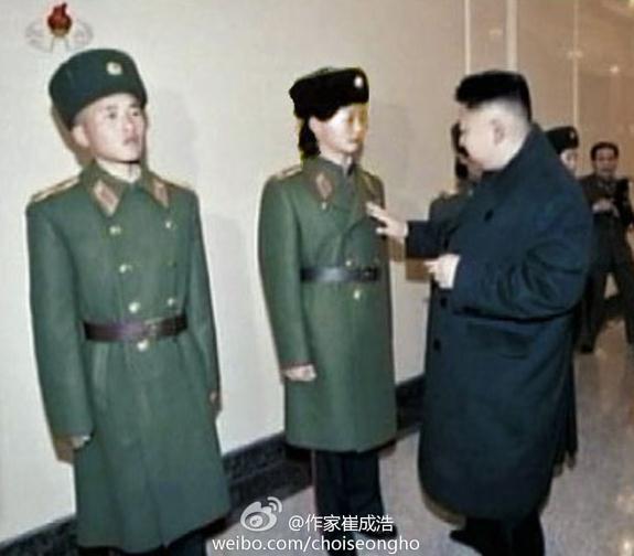 作家崔成浩微博發布金正恩摸女兵胸部照，金正恩指導朝軍登陸演練