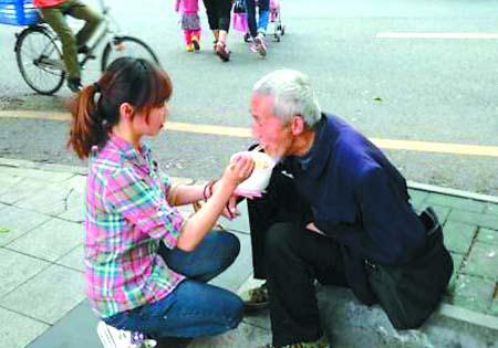 喂飯造型兩天擺兩次，深圳最美90后女孩給乞丐喂飯是商業炒作
