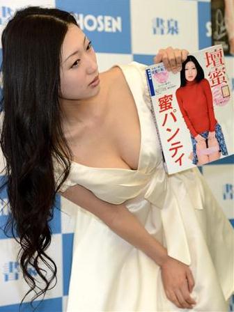 av女王壇蜜亮相新寫真發(fā)賣會(huì)，上演內(nèi)褲誘惑撩裙展示內(nèi)褲