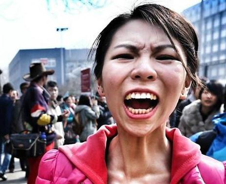 北影哭泣姐落榜大哭撒潑打滾圖走紅，網(wǎng)友調(diào)侃“哭這么丑怎么演瓊瑤戲”