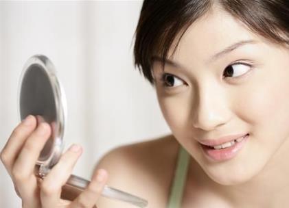 照鏡子比真實(shí)的自己好看？專家稱心情好更加分
