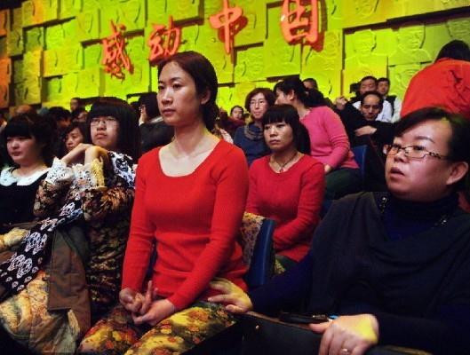 芙蓉姐姐著大紅衣現身《感動中國》，遭神秘男摸大腿露鄙視表情