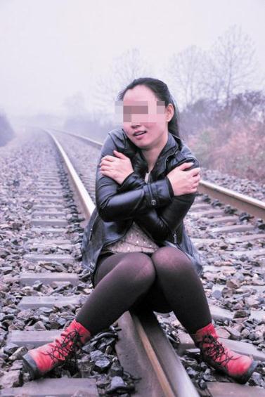 兩長(zhǎng)沙女子為與火車拍照合影，逼停飛馳列車(圖)