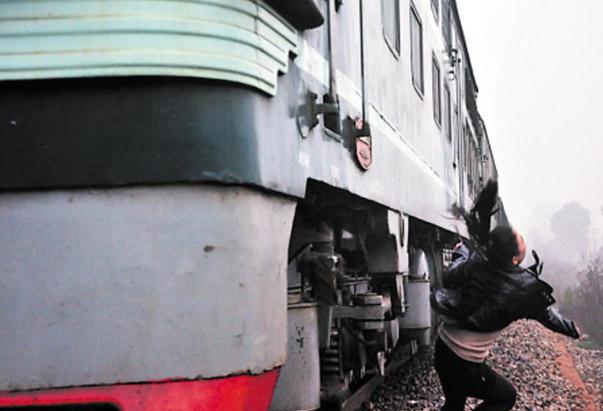 兩長(zhǎng)沙女子為與火車拍照合影，逼停飛馳列車(圖)