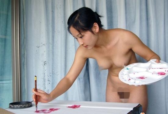 才女雅芬全裸作畫全過程，用胸部伏地畫畫疑炒作(圖)，網爆才女雅芬作畫全過程，脫了畫能畫好點？色情還是藝術