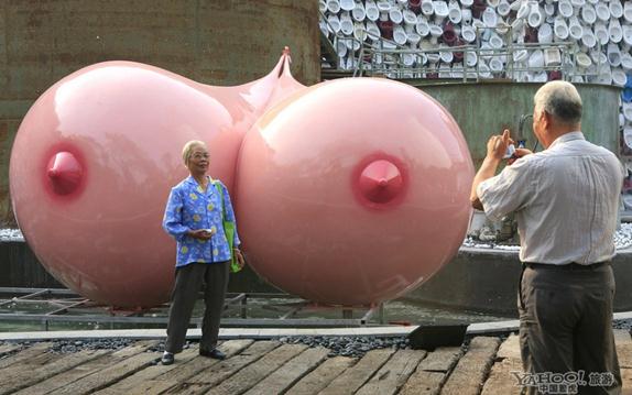 首屆中國（佛山）陶瓷節開幕，石灣公園內的“世界第一巨乳”吸引市民拍照留影。