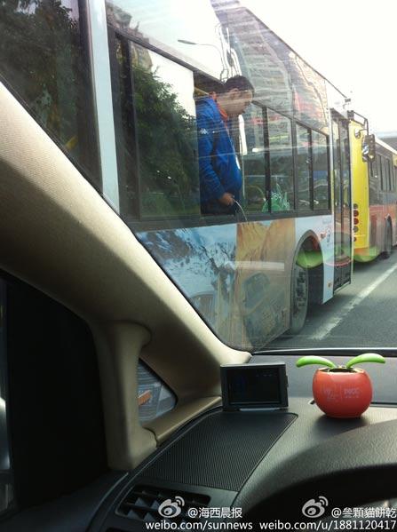 廈門一成年男子公交車上向窗外撒尿引熱議，網友建議出門帶紙尿褲