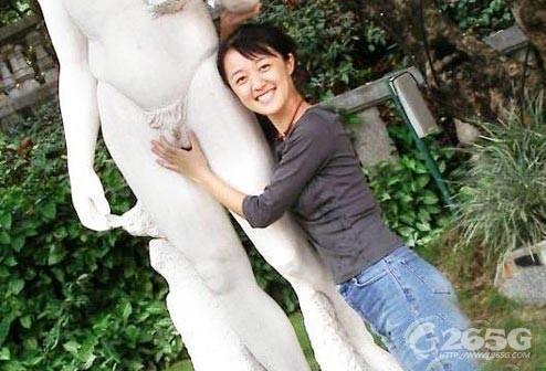 邪惡搞笑內(nèi)涵圖：搞怪達(dá)人與雕像“銷魂”不雅合影照(組圖)