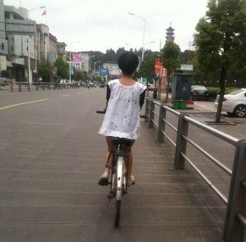 沒有穿褲子的女人：哎！閨女沒穿褲子就騎自行車上街了
