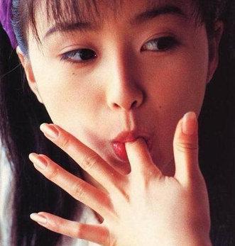 組圖：42歲酒井法子復出超酷性感裝露面，全裸淋浴吸吮手指舊照瘋傳