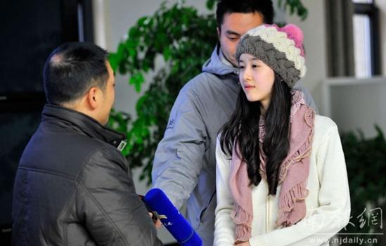 奶茶mm實習引圍觀，網友稱“奶茶妹妹章澤天清純可愛真是宅男女神”組圖
