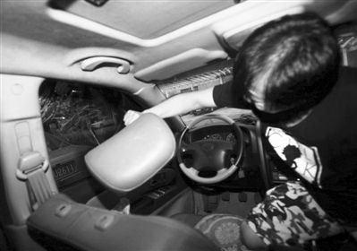 1 記者實驗用汽車頭枕砸破駕駛室玻璃。因車內空間狹小，難以用力，砸了兩三分鐘后仍無法破窗。