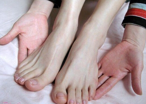 腳扭傷腫了怎么辦？腳扭傷腫了用什么藥