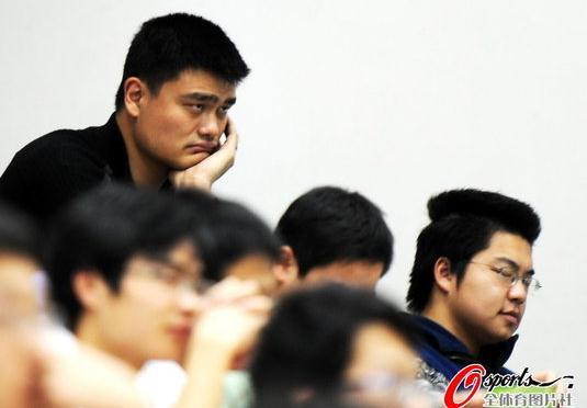 姚明上海交大聽課照曝光，姚明同桌淡定聽課人氣上升