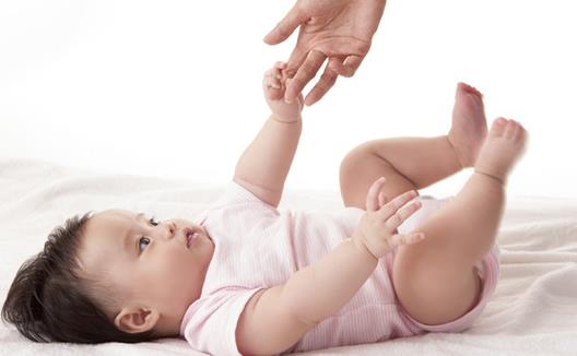 新生兒易嘔吐？如何應(yīng)對寶寶頻繁嘔吐？