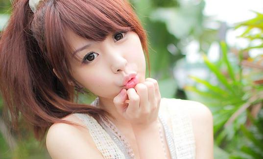 如何把粗花呢編進辮子里？
