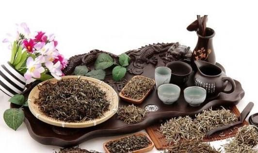 隔夜茶渣有什么用處？茶葉消除黑眼圈