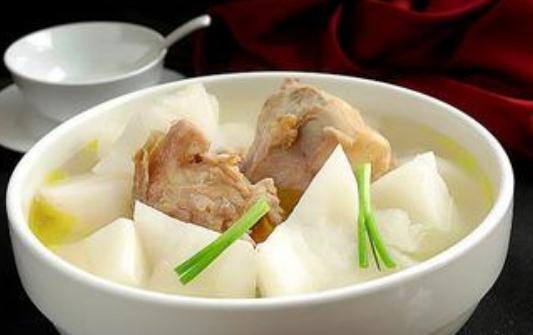 喉嚨疼痛怎么辦？吃點生梨補充水分
