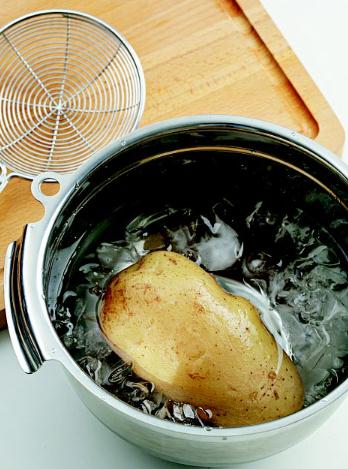 土豆怎么去皮？土豆去皮方法，怎樣給土豆去皮妙招：冷熱水浸泡法去土豆皮