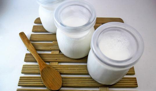 空腹喝酸奶的危害：會(huì)刺激胃部