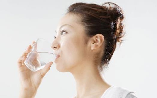 女人熬夜后吃什么好？多喝水可提神