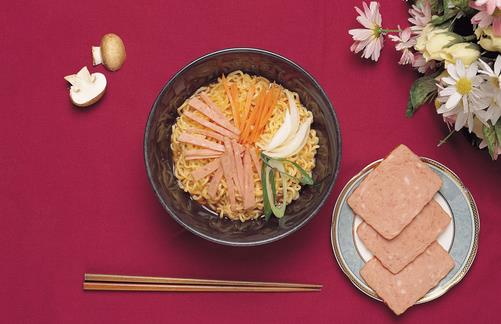 方便面+火腿腸=高血壓？ 到底方便面怎么吃好
