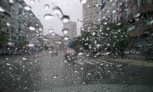 暴雨中開車我們需要注意什么？