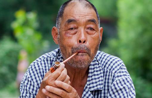 老人吸煙可引發(fā)冠心病！