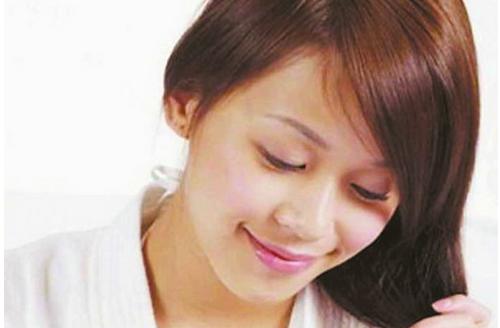 女性臉上長(zhǎng)痘痘是什么原因