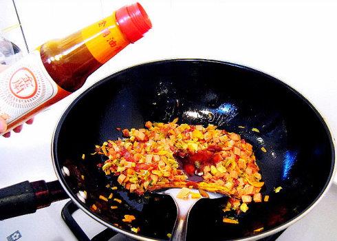 炒菜什么時候放醬油最好？炒菜放醬油的最佳時間