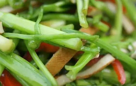 芹菜炒瘦肉美白又瘦身哦！