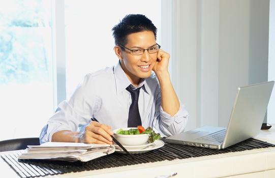男人吃飯?zhí)鞄?lái)的危害