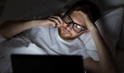 為健康睡前少用電腦 最傷男人身體