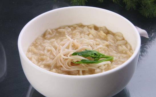 吃湯泡飯也要注意細(xì)嚼慢咽！