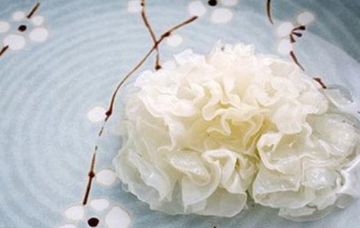 銀耳營(yíng)養(yǎng)價(jià)值高 春季止咳潤(rùn)肺可吃它
