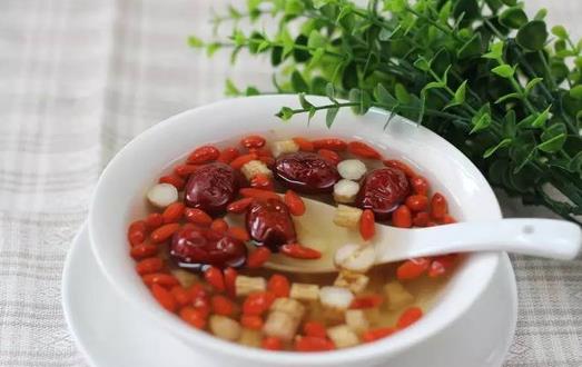 滋補(bǔ)肝腎、潤肺止咳：枸杞子的六大功效