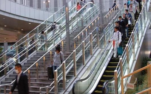 多多了解安全乘坐扶手電梯須知 避免電梯“吃人”