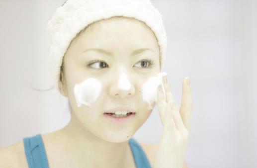 防止毛孔粗大的四個技巧 女生日常護(hù)膚注意事項(xiàng)