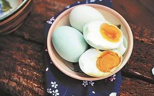 起沙流油的咸鴨蛋怎樣腌？熟食店常用的8種做法，3分鐘就能