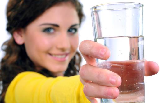 使用飲水機(jī)和電熱水壺喝水，哪種比較健康衛(wèi)生